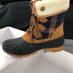 Snow boots